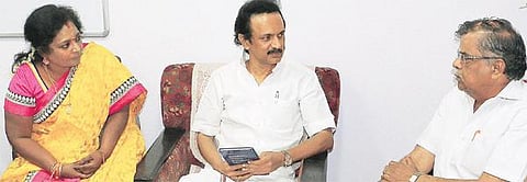 வாசன், இளங்கோவன், தமிழிசையுடன் மு.க.ஸ்டாலின் சந்திப்பு﻿: தம்பி மகன் திருமண அழைப்பிதழை வழங்கினார்
