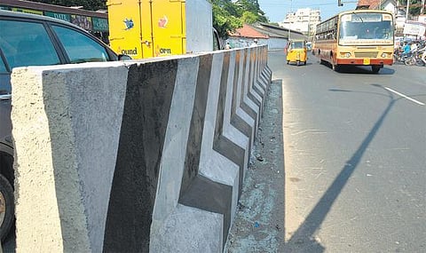 முக்கிய சாலைகளின் குறுக்கே மக்கள் செல்வதை தடுக்க தடுப்பு சுவர்  4  அடியாக உயர்த்தும் பணி தீவிரம்