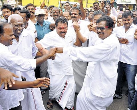 ஆட்டம், பாட்டம், கொண்டாட்டம்.. காதைப் பிளந்த பட்டாசு சத்தம்﻿: தொண்டர்கள் உற்சாகத்தால் களைகட்டிய போயஸ் தோட்டம்