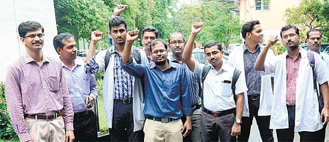 மாணவரை தாக்கிய எம்எல்ஏ மீது நடவடிக்கை கோரி﻿ முதுநிலை மருத்துவ மாணவர்கள், பயிற்சி டாக்டர்கள் தர்ணா போராட்டம்﻿