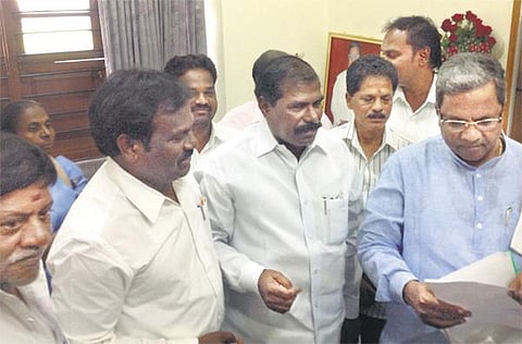 ஜெயலலிதா வழக்கில் தீர்ப்புக்கு தடை கோர வலியுறுத்தி கர்நாடக முதல்வர் சித்தராமையாவுடன் பாமகவினர் சந்திப்பு﻿