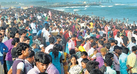 அடிப்படை வசதிகள் இல்லாத மெரினா கோடையில் குவியும் மக்கள் கடும் அவதி