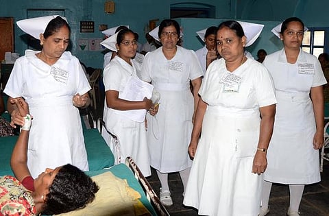 கேள்விக் குறியாகும் மாணவர்கள் எதிர்காலம்: தமிழகத்தில் அங்கீகாரம் இல்லாத 2 ஆயிரம் செவிலியர் பள்ளிகள் - நடவடிக்கை எடுக்க நர்ஸிங் கவுன்சில் முடிவு