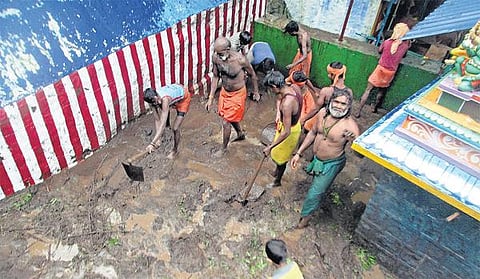 காட்டாற்று வெள்ள சேதத்துக்குப் பிறகு﻿ சதுரகிரி கோயிலில் தூய்மை பணிகள் தொடங்கியது﻿