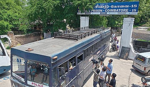 நீதிமன்றத்தில் ஆஜர்படுத்த﻿ மாவோயிஸ்ட் தம்பதியை கேரள போலீஸார் அழைத்துச் சென்றனர்﻿