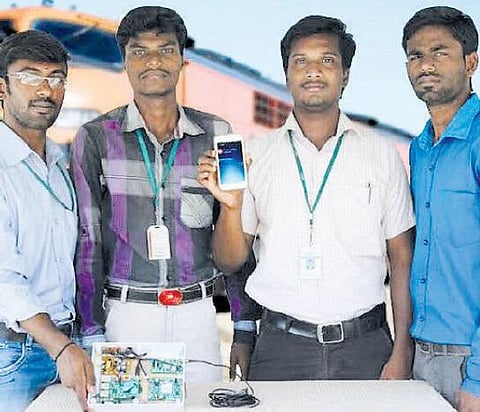 ஆண்ட்ராய்டு மொபைலில் ரயில் செல்லுமிடம் கண்டறியலாம்﻿: பொறியியல் கல்லூரி மாணவர்கள் சாதனை﻿