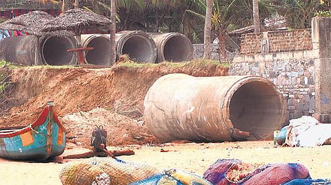 மாமல்லபுரம் கடற்கரையை ஆக்கிரமித்த தனியார் விடுதி: பொறுப்பை தட்டிக்கழிப்பதாக அதிகாரிகள்﻿ மீது புகார்