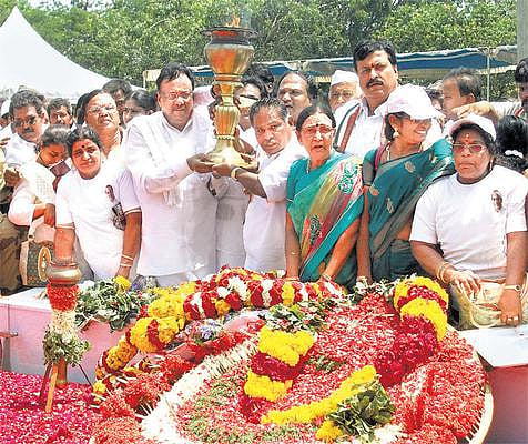தமிழகத்தில் காங்கிரஸ் ஆட்சி அமைக்க சபதமேற்போம்﻿: ராஜீவ் காந்தி நினைவிடத்தில் ஈவிகேஎஸ் இளங்கோவன் சூளுரை