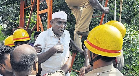 மதுக்கடைகளை மூட உத்தரவிடக் கோரி﻿ செல்போன் கோபுரம் மீது ஏறி சசிபெருமாள் உண்ணாவிரதம்﻿: 5 மணி நேர போராட்டத்துக்குப் பிறகு தீயணைப்பு துறையினர் மீட்டனர்﻿