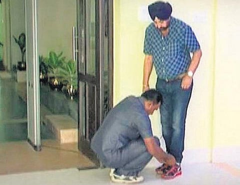 மேற்குவங்கத்தில் அமைச்சரின் ஷூவுக்கு லேஸ் கட்டிவிட்ட போலீஸ்காரர்﻿: எதிர்க்கட்சிகள் கடும் கண்டனம்