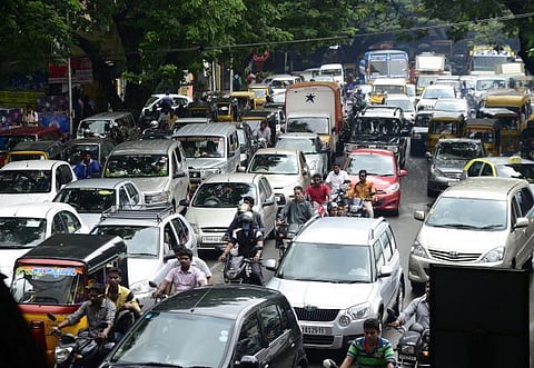 ஹெல்மெட் அணியாமல் கார் ஓட்டியவருக்கு அபராதம்!
