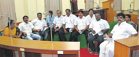காஞ்சி நகர்மன்றத்தில் திமுக, தேமுதிக கவுன்சிலர்கள் உள்ளிருப்புப் போராட்டம்﻿