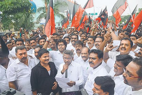 ஐஐடி நிர்வாகத்தைக் கண்டித்து திமுக, விடுதலைச் சிறுத்தைகள் ஆர்ப்பாட்டம்﻿: மறியல் செய்ய முயன்ற பகுஜன் சமாஜ் கட்சியினர் கைது﻿