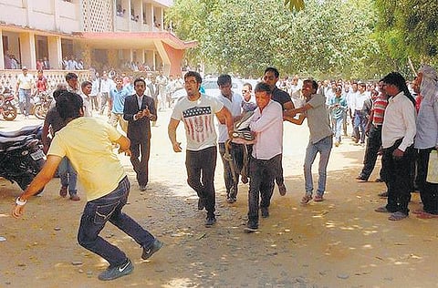 ஜார்க்கண்ட் மாநிலத்தில் பட்டப்பகலில் பயங்கரம்﻿﻿: நீதிமன்றத்தில் 3 கைதிகள் சுட்டுக் கொலை﻿ - ஏ.கே.47 துப்பாக்கிகளுடன் நுழைந்த மர்ம நபர்களை தேடும் பணி தீவிரம்﻿﻿