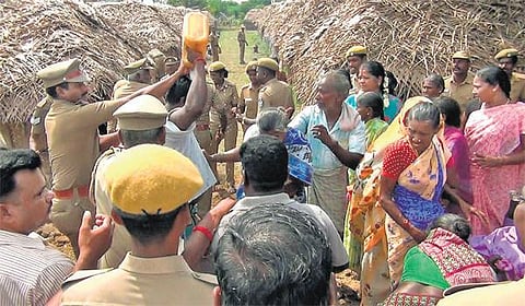 குடிசைகளை அகற்றியதால் போலீஸாருடன் தள்ளுமுள்ளு﻿