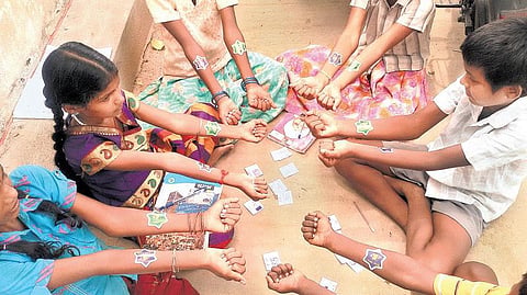 தமிழை சரளமாக வாசிக்க, கணக்கு போட﻿ குழந்தைகளுக்கு பயிற்சி அளிக்கும் ‘எண்ணும் எழுத்தும்’ இயக்கம்
