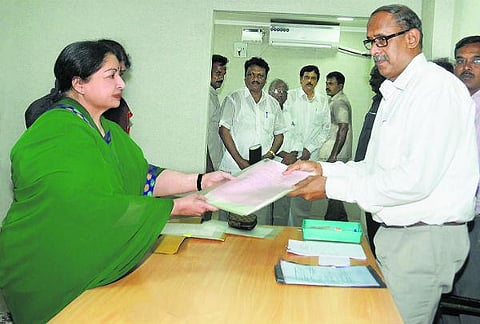 ஆர்.கே.நகர் இடைத்தேர்தல்: ஜெயலலிதா வேட்புமனு தாக்கல்﻿