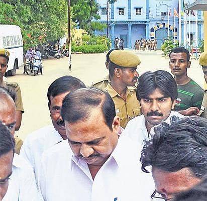 பாளை. சிறையிலிருந்து அக்ரி கிருஷ்ணமூர்த்தி விடுவிப்பு﻿