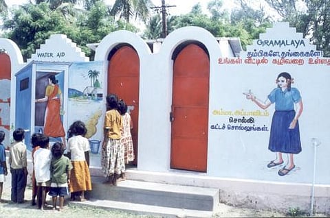 சுயஉதவிக் குழுக்கள் மூலம் ரூ.5 ஆயிரம் கடன்﻿: தமிழகத்தில் 15 லட்சம் வீடுகளில் கழிப்பறைகள்﻿- ஊரக வளர்ச்சித் துறை திட்டம்﻿