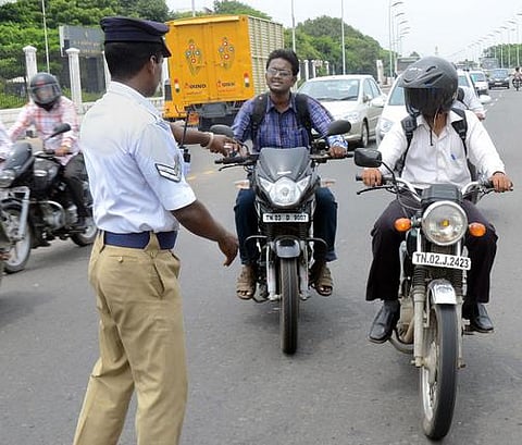 கட்டாய ஹெல்மெட் சட்டமும்.. போலீஸாரும்﻿..