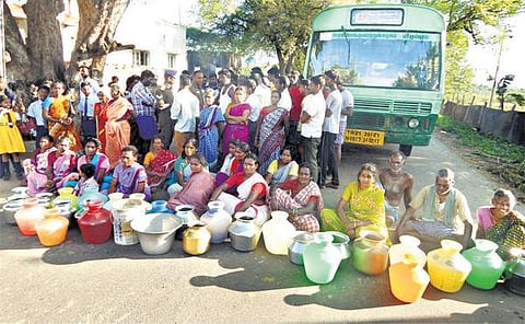 காலிக் குடங்களுடன் பெண்கள் சாலை மறியல்﻿