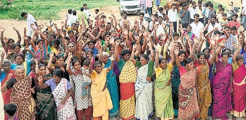 விஸ்வரூபம் எடுக்கிறது மணல் குவாரி பிரச்சினை﻿: காவேரிப்பாக்கம் அருகே போலீஸ் - பொதுமக்கள் மோதல்﻿- காவல்துறை வாகனம் சேதம்; 16 பேர் கைது﻿