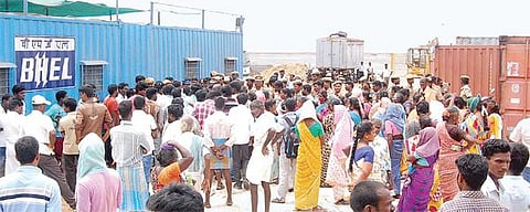 புதிய அனல் மின் நிலையம் அமைக்கும் பணி தொடக்கம்: மீஞ்சூர் அருகே வேலை கேட்டு கிராம மக்கள் முற்றுகை﻿