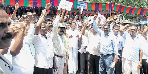 ஒரே பதவி, ஒரே ஓய்வூதியம் கோரி﻿ முன்னாள் ராணுவ வீரர்கள் வேலூரில் ஆர்ப்பாட்டம்﻿