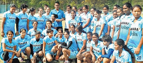 ஹாக்கி வீராங்கனைகளை சந்தித்து வாழ்த்து தெரிவித்தார் கேப்டன் தோனி﻿
