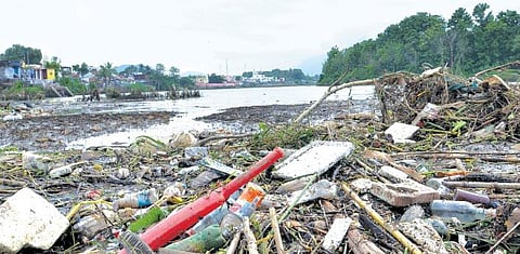 ஒரு நதியின் வாக்குமூலம்: கழிவுகளால் கண்ணீர் விடும் பவானி!﻿