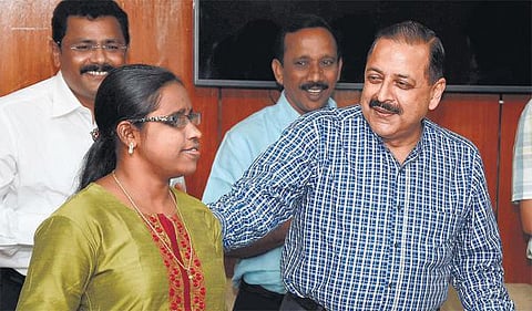 டெல்லியில் ஐஎப்எஸ் அதிகாரியாக பார்வையற்ற சென்னை பெண் பதவியேற்பு﻿: மத்திய அமைச்சர் நேரில் வாழ்த்து﻿﻿