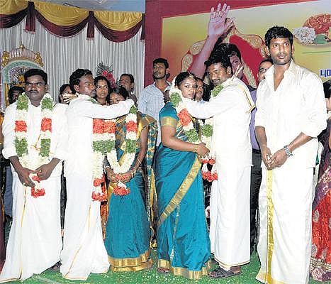 தேர்தலில் போட்டியிடுவது உறுதி: நடிகர் சங்க நிர்வாகிகள் அரசியலில் இருக்கக்கூடாது - திருமண விழாவில் விஷால் பேச்சு﻿