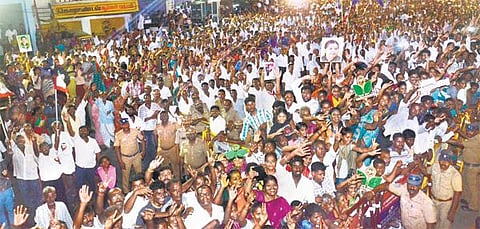 ஆர்.கே. நகரில் ஜெயலலிதாவுக்கு உற்சாக வரவேற்பு﻿