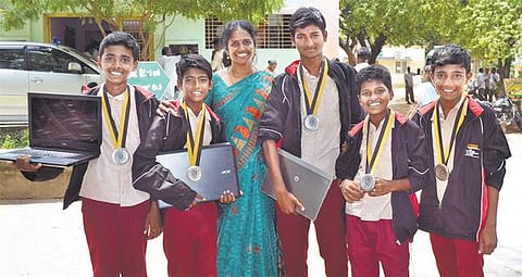 சமுதாய தொண்டுக்கான விருது பெற்ற மாணவர்களுக்கு மாவட்ட ஆட்சியர் பாராட்டு﻿