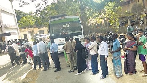 அரசு பள்ளிகளில் பிளஸ் 1 வகுப்பில் சில பாடப் புத்தகங்களுக்கு தட்டுப்பாடு﻿: பாடம் நடத்தும் பணிகள் பாதிப்பு﻿