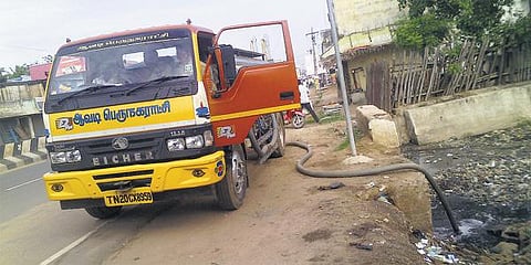 மழைநீர் வடிகால்வாயில் கழிவுநீர் திறப்பு﻿: ஆவடி நகராட்சி லாரியை சிறைபிடித்து போராட்டம்﻿