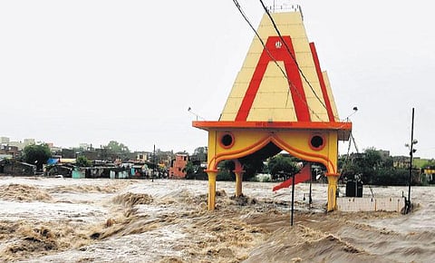 குஜராத்தில் கனமழைக்கு 45 பேர் பலி﻿: மீட்புப் பணிகள் தீவிரம்