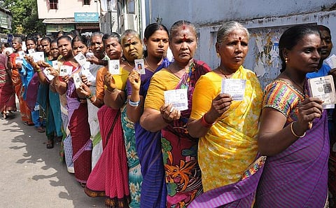 ஆர்.கே.நகரில் வாக்குப்பதிவு﻿ தொடங்கியது: 1,700 போலீஸார், துணை ராணுவப் படையினர் பாதுகாப்பு﻿﻿
