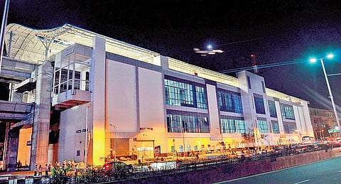 மெட்ரோ ரயில் நிலைய பகுதிகளில் சாலை, பேருந்து நிறுத்தங்களின் விரிவாக்கப் பணிகளில் மெத்தனம்