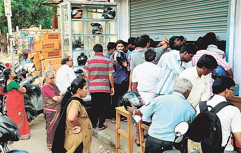 ஹெல்மெட் விலை இரு மடங்கு உயர்வு - வாகன ஓட்டிகள் அதிர்ச்சி﻿: அநியாய விற்பனையை கண்காணிக்க அரசுக்கு கோரிக்கை﻿