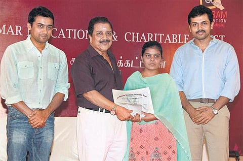 பிளஸ் 2 தேர்வில் அதிக மதிப்பெண்﻿: மாணவ, மாணவிகளுக்கு பரிசு﻿ - சிவகுமார் கல்வி அறக்கட்டளை வழங்கியது﻿