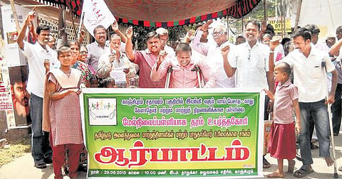 பள்ளியைத் தரம் உயர்த்தக் கோரி மாற்றுத்திறனாளிகள் ஆர்ப்பாட்டம்﻿: அரசுப் பணிகளில் புறக்கணிக்கப்படுவதாகவும் குற்றச்சாட்டு﻿