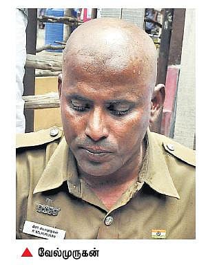 தேர்தலில் ஜெயலலிதா வெற்றி பெற்றதற்காக﻿ சீருடையில் முடிகாணிக்கை செய்த ஏட்டு﻿