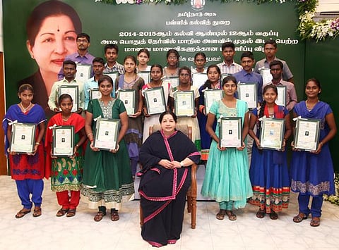 பிளஸ் 2-வில் முதலிடம் பெற்ற 21 பேருக்கு முதல்வர் ஜெயலலிதா பரிசு வழங்கினார்