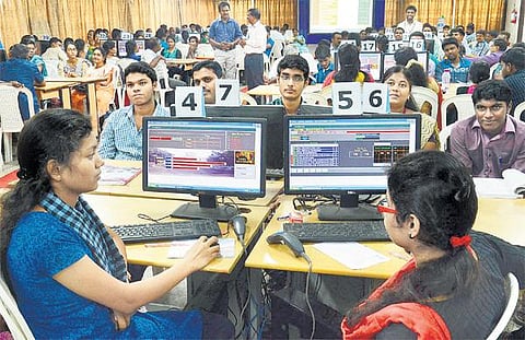 பொறியியல் படிப்புக்கான பொது கலந்தாய்வு தொடங்கியது﻿: முதல் நாளில் 1,256 மாணவர்களுக்கு ஒதுக்கீட்டு ஆணை﻿