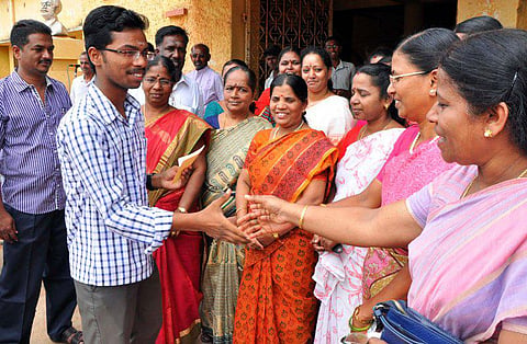 தி இந்து வாசகர்கள் உறுதுணை: மருத்துவக் கல்லூரி நுழையும் அரசு பள்ளி மாணவர் நெகிழ்ச்சி