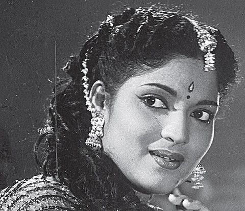 துடுப்பில்லாப் படகில் தத்தளித்த தேவிகா!﻿
