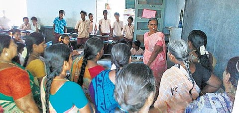 மாணவிக்கு 100 தோப்புகரணம் தண்டனை: பள்ளியை முற்றுகையிட்டு பெற்றோர் போராட்டம்﻿