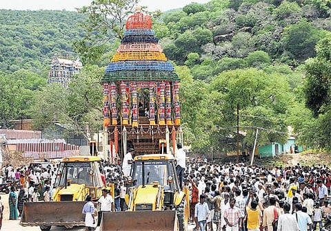மதுரை அழகர்கோவிலில் புதிய தேர் வெள்ளோட்டம்﻿: நிலைக்கு வர 4 மணி நேரம் ஆனது﻿