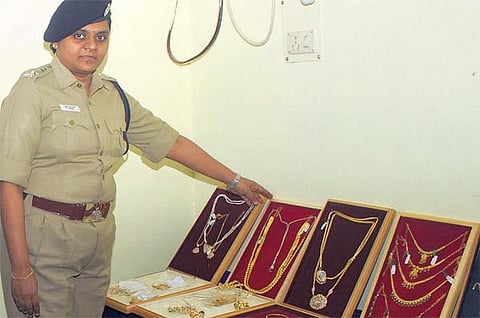 திருவண்ணாமலையில் 120 பவுனை பையில் போட்டு கதவில் தொங்கவிட்ட கார் ஓட்டுநர் கைது